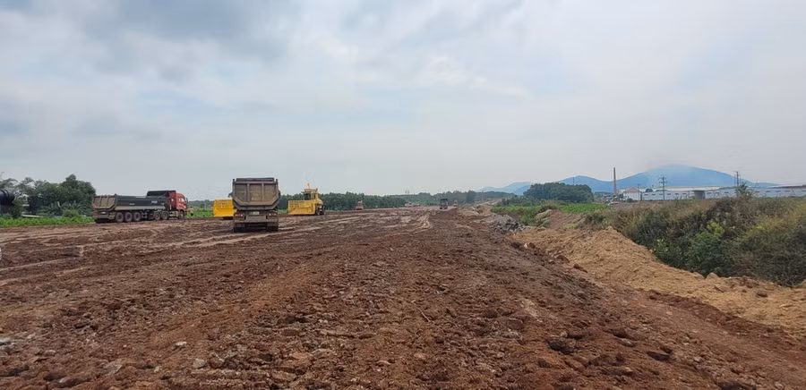 Tính đến giữa tháng 2/2024, Công ty Trách nhiệm Hữu hạn Tập đoàn Sơn Hải đã đắp đất nền tại dự án thành phần 3 cao tốc Biên Hòa-Vũng Tàu được 10km/19,5km. (Ảnh: Hoàng Nhị/TTXVN) Tính đến giữa tháng 2/2024, Công ty Trách nhiệm Hữu hạn Tập đoàn Sơn Hải đã đắp đất nền tại dự án thành phần 3 cao tốc Biên Hòa-Vũng Tàu được 10km/19,5km. (Ảnh: Hoàng Nhị/TTXVN)
