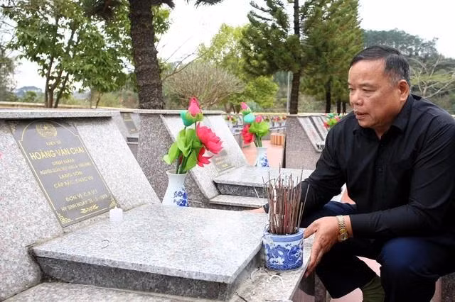 Phần mộ của liệt sĩ Hoàng Văn Trai tại Nghĩa trang liệt sĩ H.Cao Lộc (Lạng Sơn)