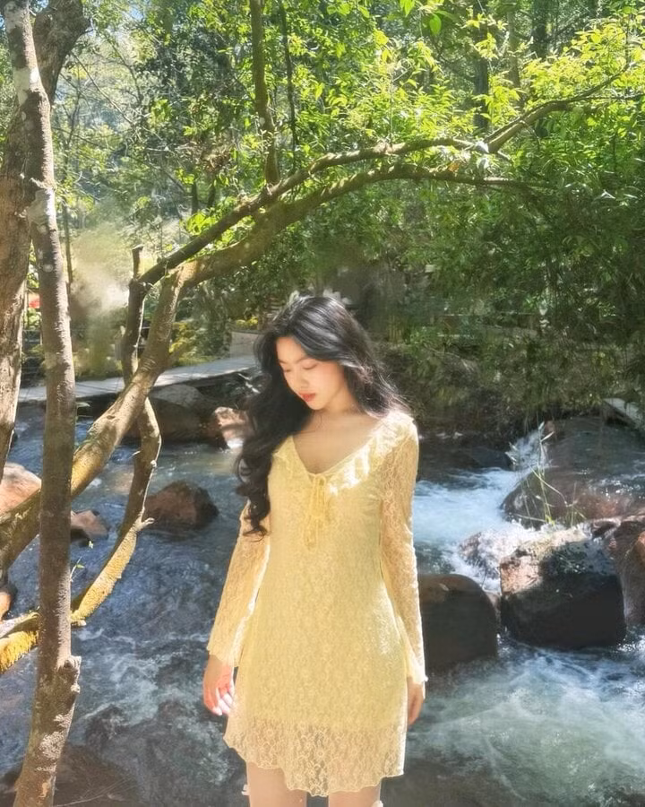 Không chỉ xinh đẹp, có gia thế "khủng", Mai Thảo Linh còn sở hữu thành tích học tập ấn tượng. Năm 2023, con gái MC Quyền Linh là một trong 5 học sinh nhận được giải thưởng từ tổ chức Cambridge. Được biết, đây là giải thưởng nhằm vinh danh thành tích của các học sinh tham gia kỳ thi Cambridge từ các nước trên thế giới. Không chỉ xinh đẹp, có gia thế "khủng", Mai Thảo Linh còn sở hữu thành tích học tập ấn tượng. Năm 2023, con gái MC Quyền Linh là một trong 5 học sinh nhận được giải thưởng từ tổ chức Cambridge. Được biết, đây là giải thưởng nhằm vinh danh thành tích của các học sinh tham gia kỳ thi Cambridge từ các nước trên thế giới.