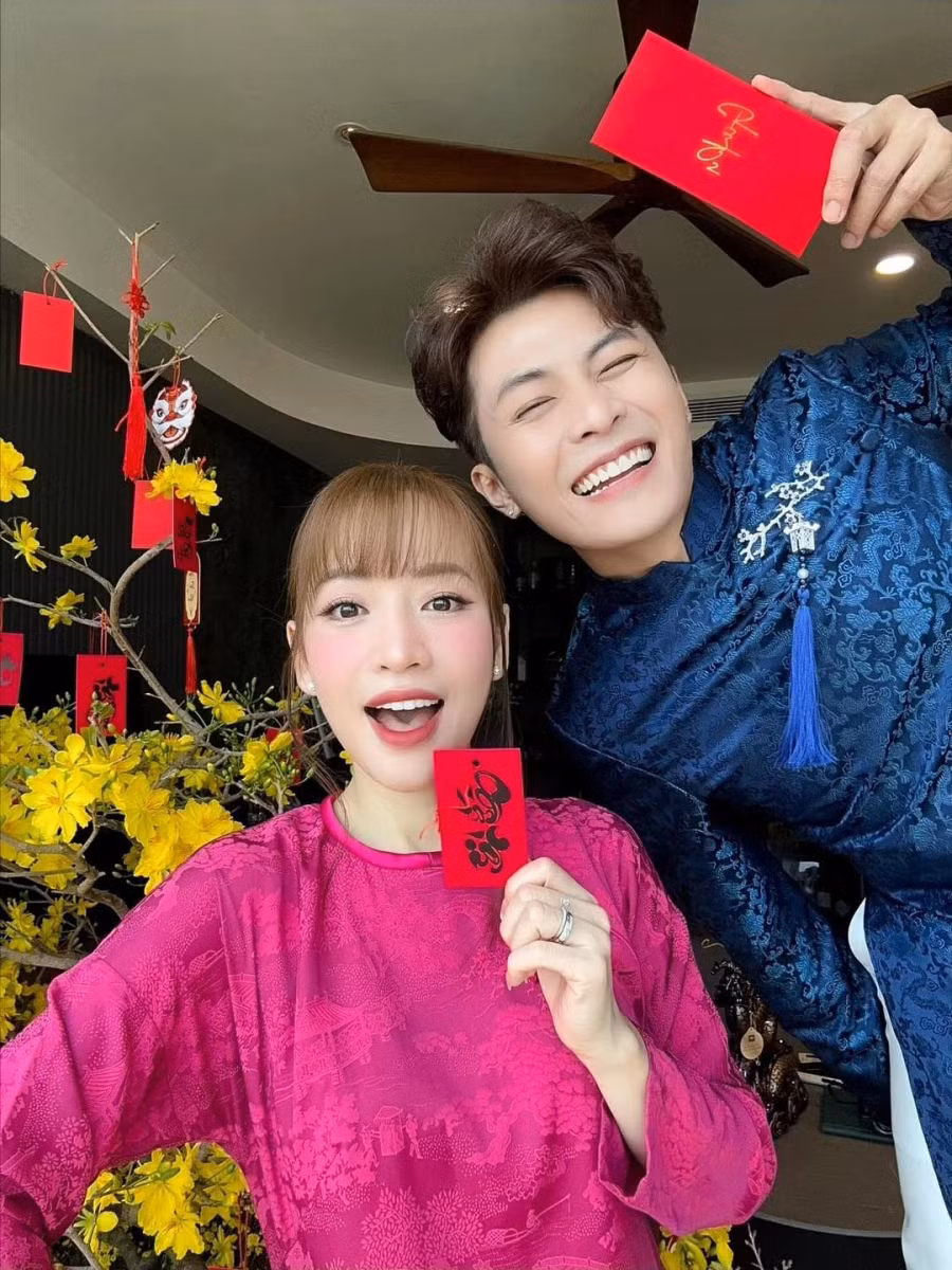 Puka - Gin Tuấn Kiệt diện áo dài đón tết. Từ khi kết hôn, cả hai luôn đồng hành cùng nhau trong các sự kiện hoặc các dự án nghệ thuật. Nhiều người khen ngợi độ đẹp đôi của hai nghệ sĩ trẻ