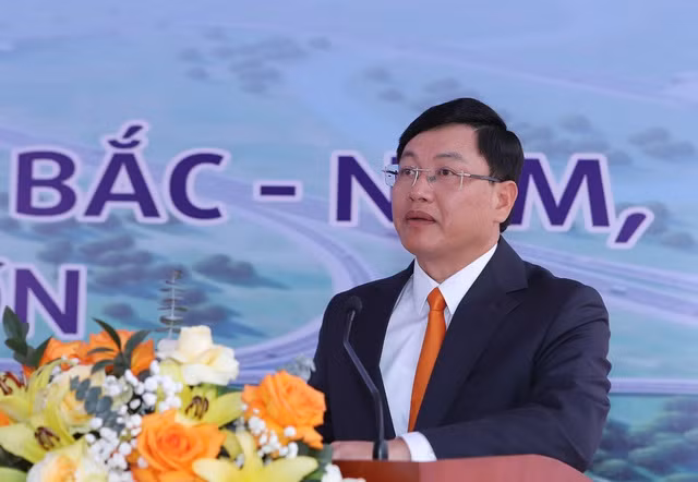 Ông Mai Xuân Liêm, Phó Chủ tịch UBND tỉnh Thanh Hóa, phát biểu tại lễ khởi công dự án đường ngàn tỉ kết nối cao tốc Bắc Nam, quốc lộ 1A tới cảng biển Nghi Sơn Ông Mai Xuân Liêm, Phó Chủ tịch UBND tỉnh Thanh Hóa, phát biểu tại lễ khởi công dự án đường ngàn tỉ kết nối cao tốc Bắc Nam, quốc lộ 1A tới cảng biển Nghi Sơn