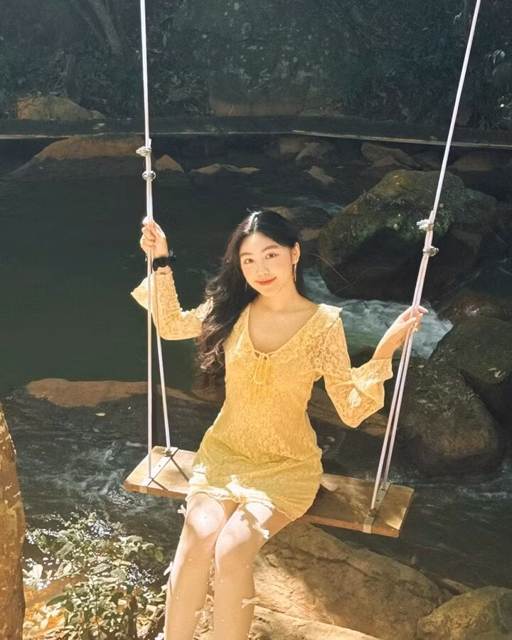 Nhờ hình thể đẹp và gương mặt rạng rỡ, mỗi góc ảnh của Lọ Lem đều thu hút một cách tự nhiên. Nhờ hình thể đẹp và gương mặt rạng rỡ, mỗi góc ảnh của Lọ Lem đều thu hút một cách tự nhiên.