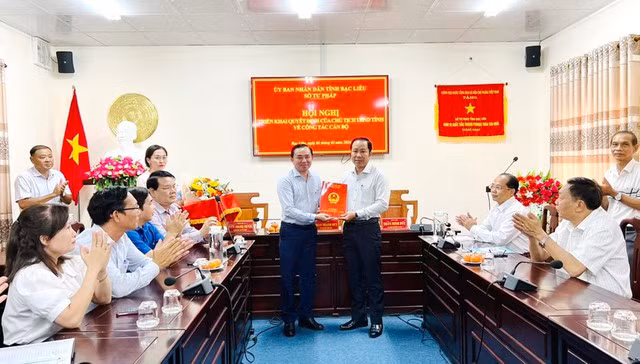 Phó Chủ tịch UBND tỉnh Bạc Liêu Phan Thanh Duy trao quyết định và chúc mừng ông Nguyễn Duy Tuấn.
