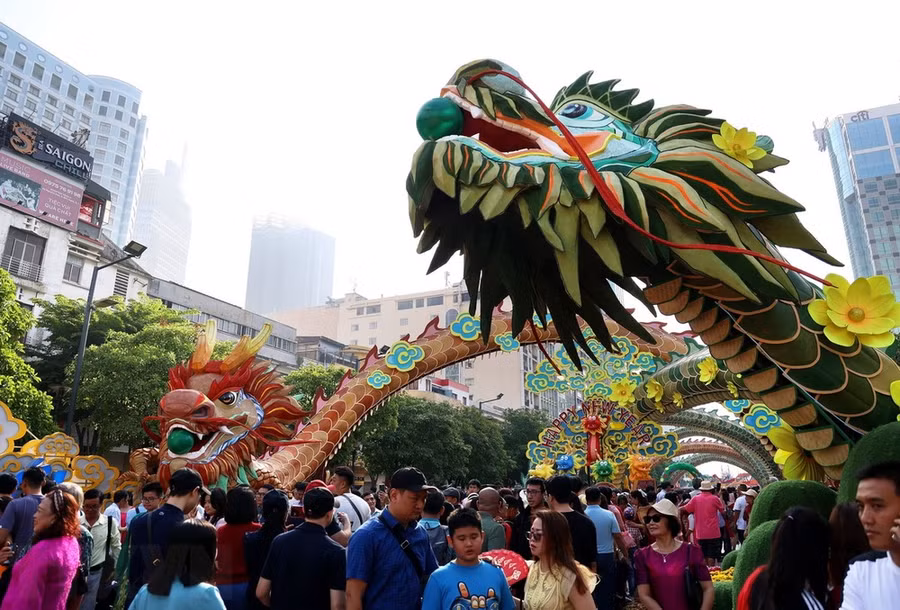 Cặp linh vật rồng ngậm ngọc gây ấn tượng với khách tham quan ở cổng vào Đường hoa Nguyễn Huệ Tết Giáp Thìn 2024. (Ảnh: Hồng Đạt/TTXVN) Cặp linh vật rồng ngậm ngọc gây ấn tượng với khách tham quan ở cổng vào Đường hoa Nguyễn Huệ Tết Giáp Thìn 2024. (Ảnh: Hồng Đạt/TTXVN)