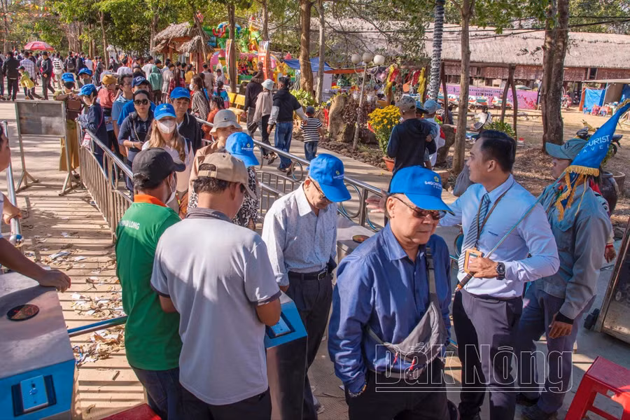 Khách du lịch tham quan tại thác Đray Sáp vào mùng 2 Tết Nguyên đán