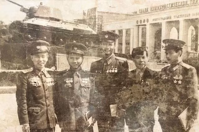 Anh hùng Lê Khắc Xuân (thứ 2 từ trái qua) cùng các thành viên trong đoàn Việt Nam trong chuyến thăm Liên Xô (cũ), đầu 1980