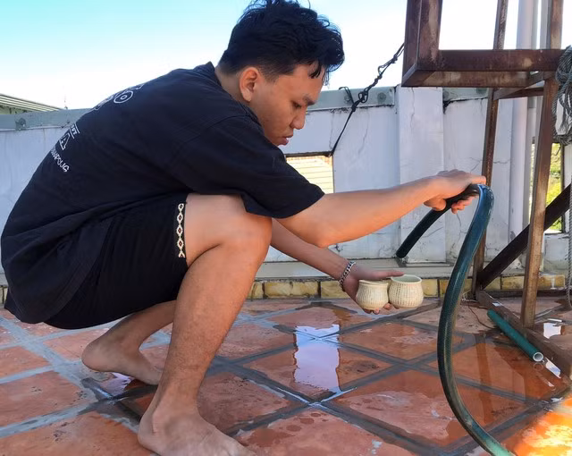 Phải rất lâu mới hứng đầy được chén nước nhỏ
