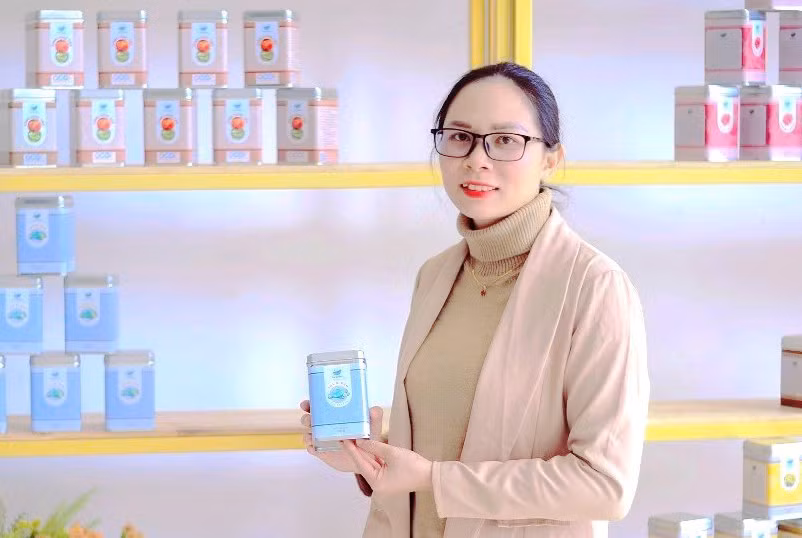 Chị Nguyễn Thị Thu Trang-Giám đốc Công ty TNHH Dược thảo LiLa (thôn Tân Phong, xã Tân An, huyện Đak Pơ) giới thiệu sản phẩm trà bí đao. Ảnh: N.M