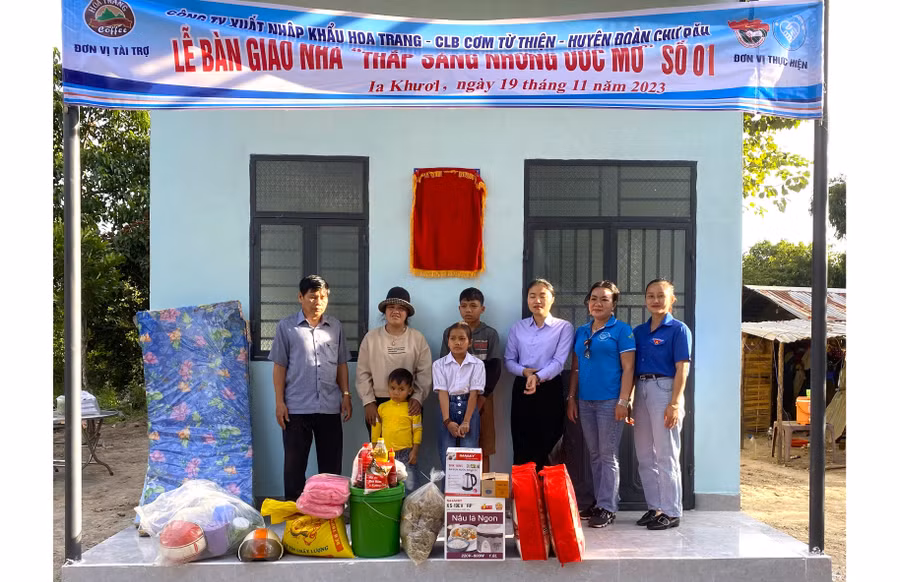 Đoàn công tác trao nhà "Thắp sáng những ước mơ" cho em Y Yary tại làng Broch, xã Ia Khươl, huyện Chư Păh. Ảnh: Hà Đức Thành