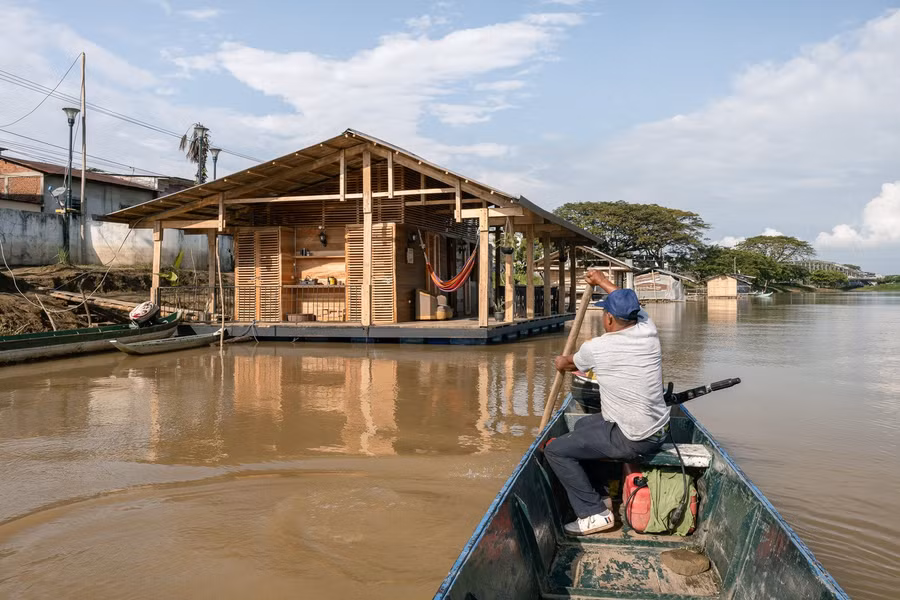 Đây là mẫu nhà nổi trên sông, có diện tích khiêm tốn nhưng đáp ứng đủ cho các nhu cầu sinh hoạt của một gia đình 4 người. Đây là mẫu nhà nổi trên sông, có diện tích khiêm tốn nhưng đáp ứng đủ cho các nhu cầu sinh hoạt của một gia đình 4 người.
