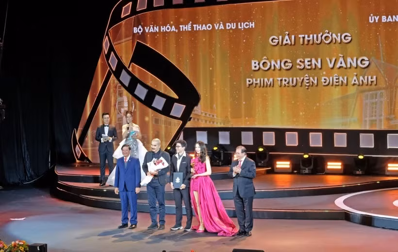 Phim “Tro tàn rực rỡ” của đạo diễn Bùi Thạc Chuyên đã đoạt giải thưởng Bông sen Vàng danh giá của thể loại phim truyện điện ảnh. Ảnh: Nguyễn Dũng – TTXVN