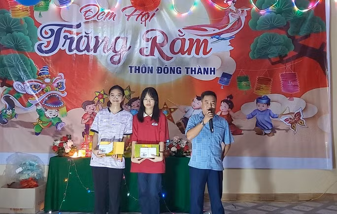 Thầy Đào Thanh Hương trao thưởng từ quỹ khuyến học của hai vợ chồng cho học sinh nghèo vượt khó.