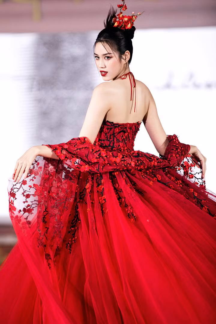 Bộ trang phục của nàng hậu khiến khán giả không khỏi xuýt xoa bởi sự kỳ công trong từng chi tiết từ thân yếm, phần váy đa tầng cùng dải khăn choàng.