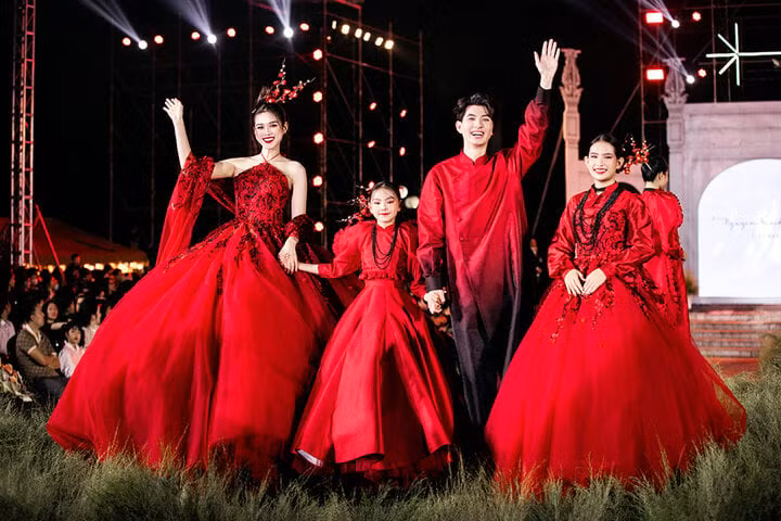 "Tôi mong muốn BST của mình vừa có thể tôn vinh, gìn giữ nét đẹp truyền thống dân gian vừa có thể phù hợp với thời trang hiện đại của giới trẻ để những vẻ đẹp này sẽ luôn được gìn giữ, truyền đời và phát huy", NTK Nguyễn Minh Công chia sẻ.