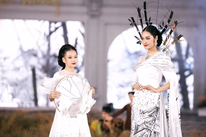 Siêu mẫu Võ Hoàng Yến, Hoa hậu Tiểu Vy lộng lẫy trên sàn diễn thời trang ảnh 3