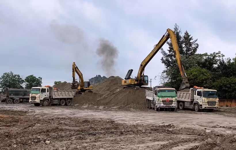 Dự án Cao tốc Cần Thơ-Hậu Giang và Hậu Giang-Cà Mau vẫn đang thiếu khoảng 2,1 triệu m3 cát thi công. Ảnh: Việt Hùng/Vietnam+ Dự án Cao tốc Cần Thơ-Hậu Giang và Hậu Giang-Cà Mau vẫn đang thiếu khoảng 2,1 triệu m3 cát thi công. Ảnh: Việt Hùng/Vietnam+
