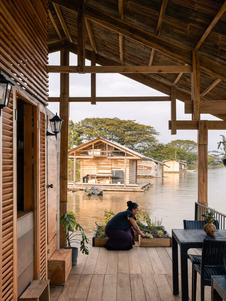 Gia chủ còn có thể tạo một bè trồng rau nổi trên sông để cung cấp nguồn rau sạch cho gia đình. Gia chủ còn có thể tạo một bè trồng rau nổi trên sông để cung cấp nguồn rau sạch cho gia đình.
