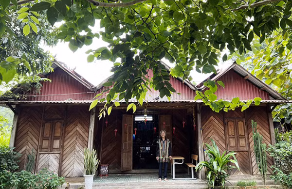 Già Bríu Pố là người có uy tín, là tấm gương sáng để mọi người noi theo. Già Bríu Pố là người có uy tín, là tấm gương sáng để mọi người noi theo.