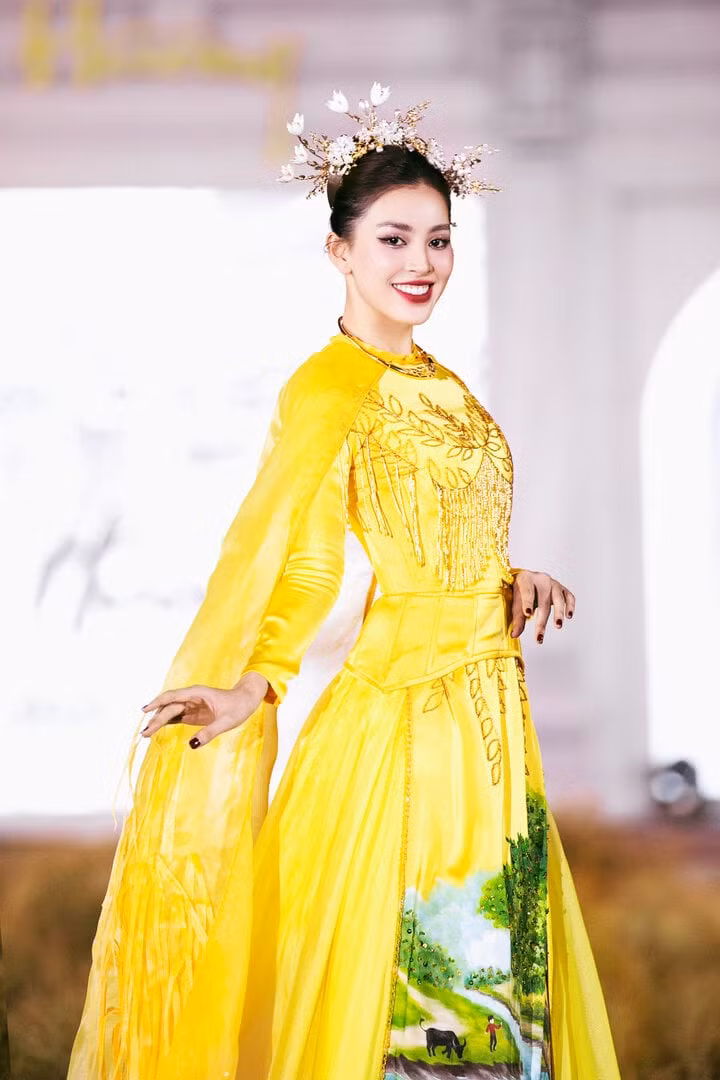 Siêu mẫu Võ Hoàng Yến, Hoa hậu Tiểu Vy lộng lẫy trên sàn diễn thời trang ảnh 6