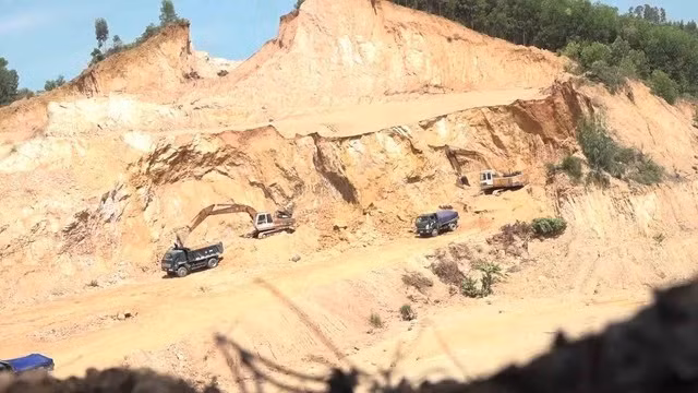 Mỏ đất núi Ông Đoài, xã Tịnh Thiện, TP.Quảng Ngãi đang bị kiểm tra vì nhiều sai phạm. Ảnh: Phạm Anh