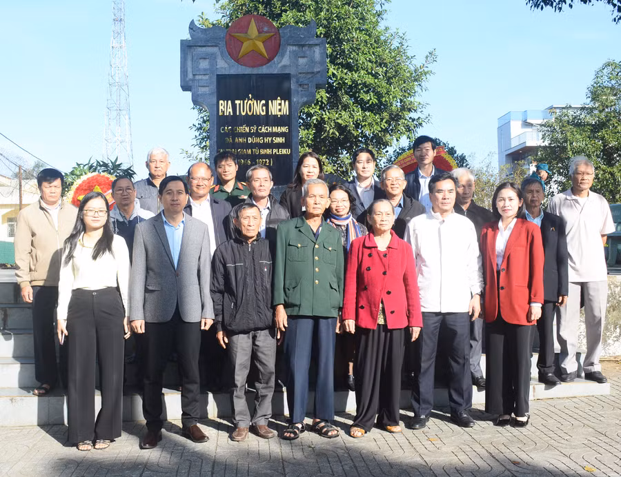 Các đại biểu tham gia hội thảo chụp ảnh lưu niệm trước Bia tưởng niệm các chiến sĩ cách mạng đã anh dũng hy sinh tại Trại giam tù binh Pleiku. Ảnh: P.D