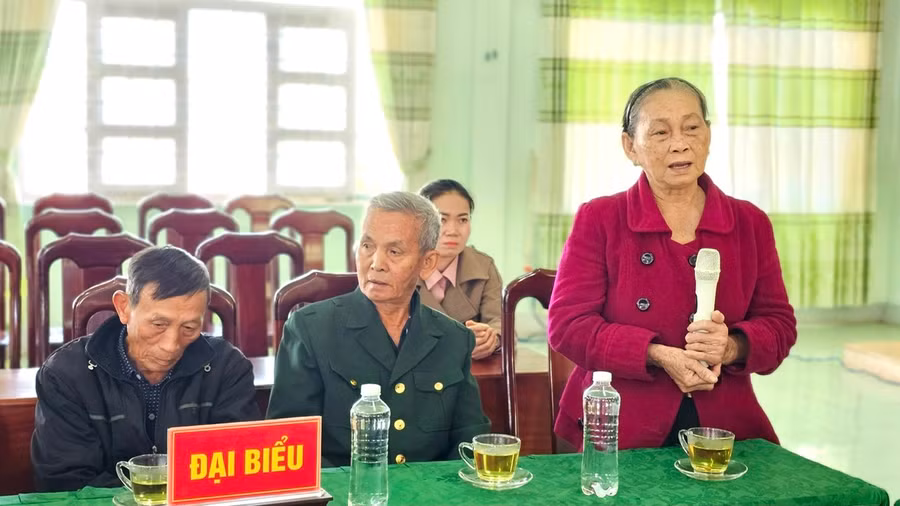 Bà Nguyễn Thị Thức (trú thị xã Hoài Nhơn, tỉnh Bình Định) kể về chiêu "mỹ nhân kế" để diệt ác tại Trại giam tù binh Pleiku. Ảnh: Phương Duyên