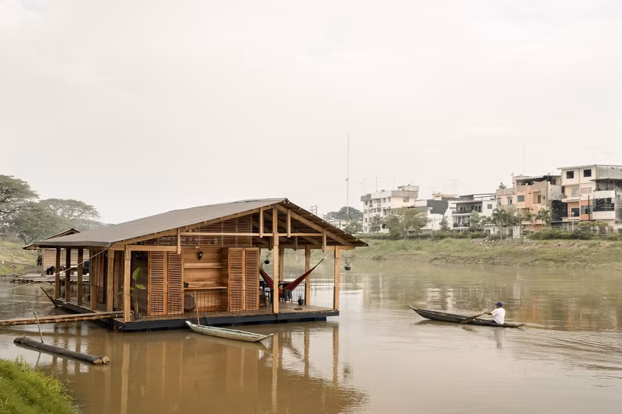 Ngôi nhà vừa tạo được không gian lưu trữ và chiều cao vừa đủ để tăng cường thông gió và chiếu sáng tự nhiên thông qua các ranh giới lưới gỗ. Ngôi nhà vừa tạo được không gian lưu trữ và chiều cao vừa đủ để tăng cường thông gió và chiếu sáng tự nhiên thông qua các ranh giới lưới gỗ.