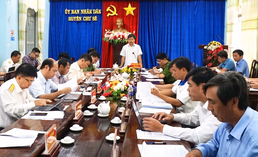 Phó Chủ tịch UBND tỉnh Nguyễn Hữu Quế phát biểu tại cuộc họp. Ảnh: M.N