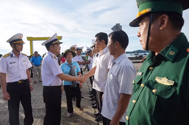 Chính quyền địa phương cùng cán bộ, chiến sĩ ở Hòn Đốc đón chào đoàn đại biểu TP.HCM. Ảnh: QUANG LIÊM