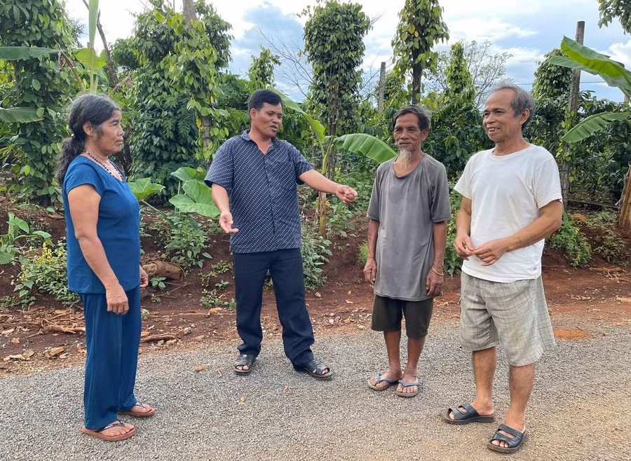 Ông Rơ Mah Thê (bìa phải) luôn phát huy tính tiên phong, gương mẫu của người đảng viên. Ảnh: P.D