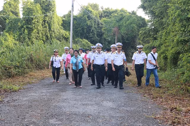 Lãnh đạo đoàn công tác đi bộ lên Trạm ra đa 625. Ảnh: THU NGÂN