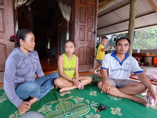 Gia đình em H.T.Q.T vẫn chưa hết bàng hoàng sau lần em T. chết hụt do sét đánh. Ảnh: HOÀNG SƠN