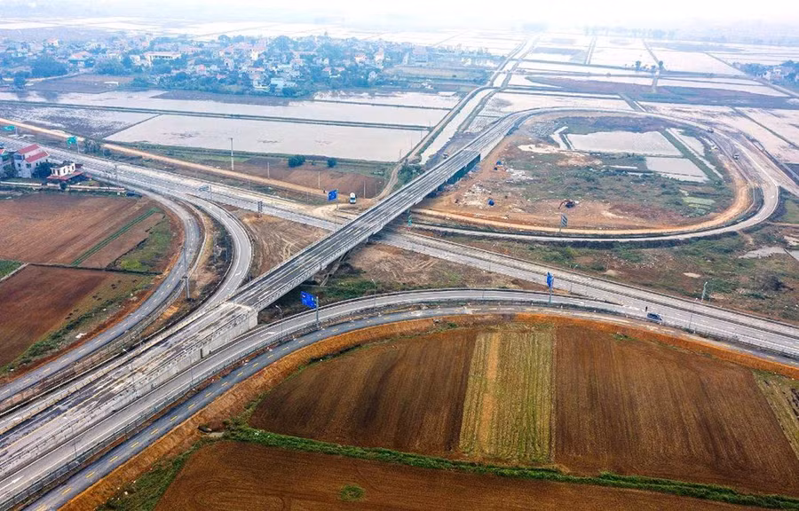 Một nút giao đường bộ nối với tuyến đường cao tốc. Ảnh: PV/Vietnam+