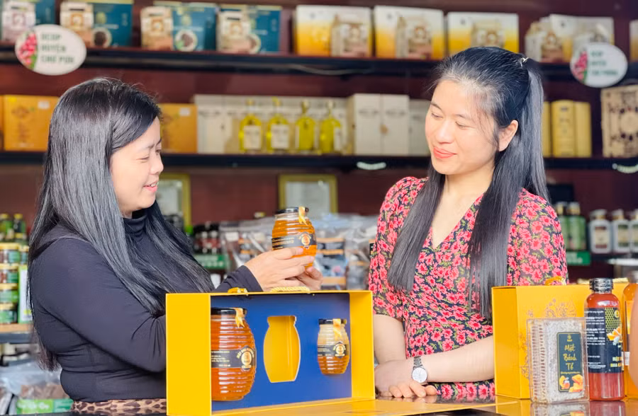 Sản phẩm mật ong hoa cà phê Gia Lai được nhận văn bằng bảo hộ nhãn hiệu chứng nhận từ Cục Sở hữu trí tuệ (Bộ Khoa học và Công nghệ). Ảnh: T.D Sản phẩm mật ong hoa cà phê Gia Lai được nhận văn bằng bảo hộ nhãn hiệu chứng nhận từ Cục Sở hữu trí tuệ (Bộ Khoa học và Công nghệ). Ảnh: T.D