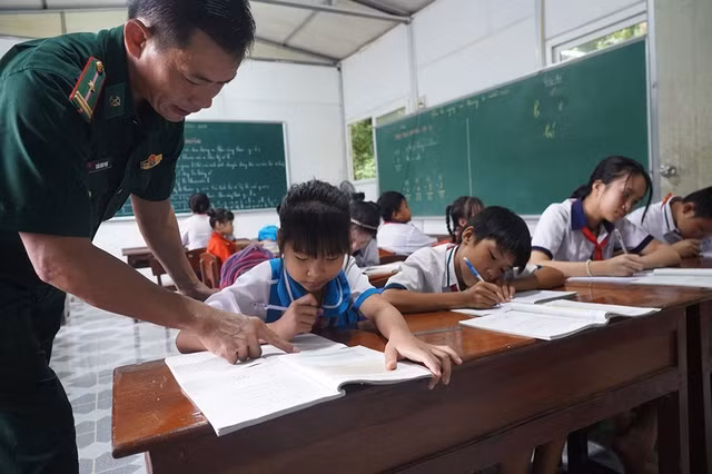 Biển đảo Tây Nam: Nơi 'cuốn theo chiều gió' - Ảnh 3. Thầy Trần Bình Phục 14 năm dạy lớp học tình thương. Ảnh: THU NGÂN
