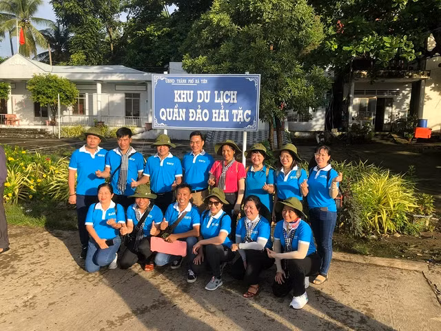 Các đại biểu chụp hình lưu niệm tại khu vực cầu cảng Hòn Đốc. Ảnh: LÊ HUỲNH