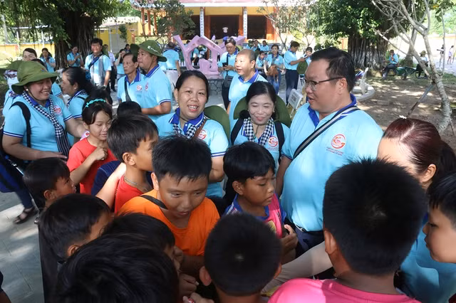 Biển đảo Tây Nam: Thổ Châu nắng vương đồi cây phủ - Ảnh 2. Các đại biểu hỏi thăm trẻ em trên đảo