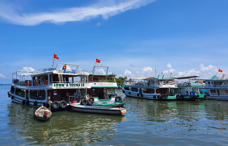 Tàu chở khách tham quan nằm bờ tại cửa sông Dương Đông, Phú Quốc Tàu chở khách tham quan nằm bờ tại cửa sông Dương Đông, Phú Quốc