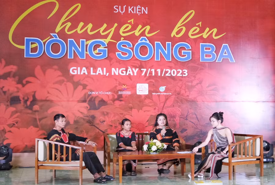 Sự thay đổi của cộng đồng về bình đẳng giới được chia sẻ bằng những câu chuyện người thật, việc thật tại sự kiện “Chuyện bên dòng sông Ba”. Ảnh: M.C