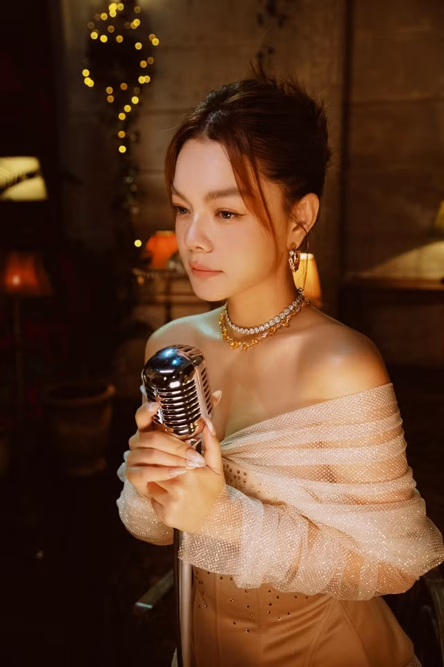 Phạm Quỳnh Anh khiến khán giả bồi hồi với những giai điệu quen thuộc trong EP mới. Ảnh: NVCC Phạm Quỳnh Anh khiến khán giả bồi hồi với những giai điệu quen thuộc trong EP mới. Ảnh: NVCC