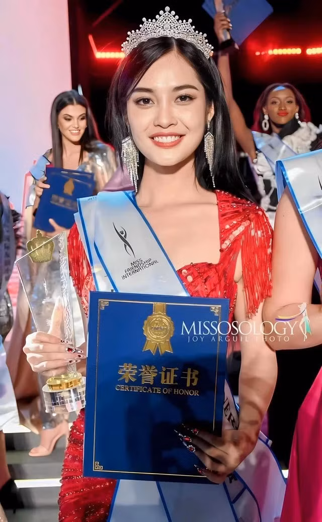 Nông Thúy Hằng hạnh phúc khi nhận giải á hậu. Ảnh: Missosology Nông Thúy Hằng hạnh phúc khi nhận giải á hậu. Ảnh: Missosology