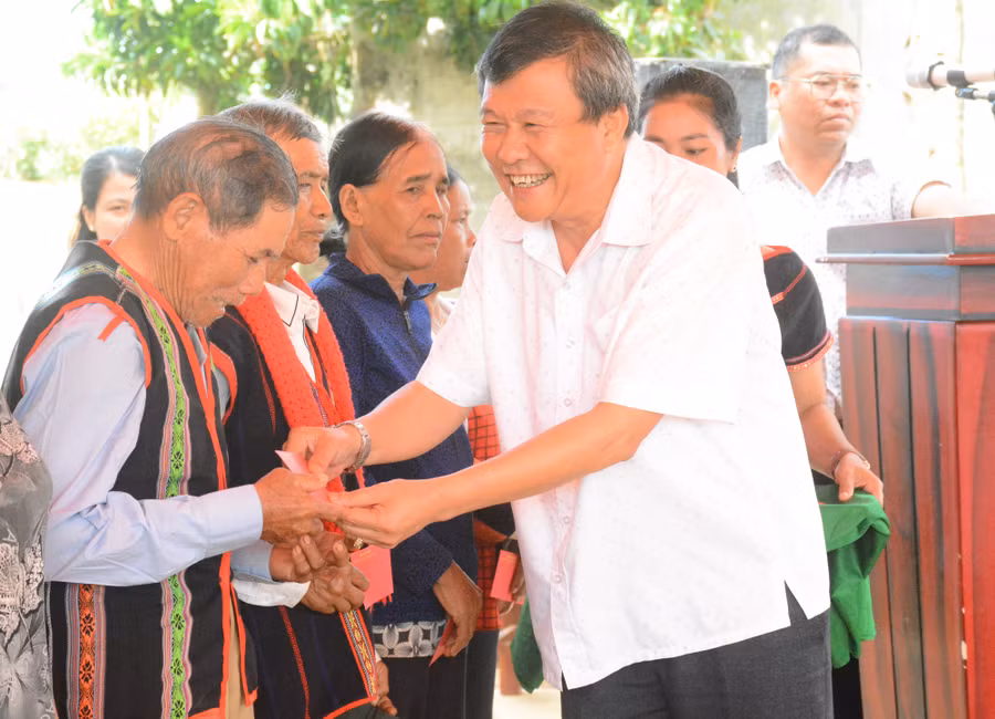 Chủ nhiệm Ủy ban Kiểm tra Tỉnh ủy Thái Thanh Bình tặng 15 suất quà của cá nhân cho 15 gia đình người có công của làng O Pếch. Ảnh: Minh Phương