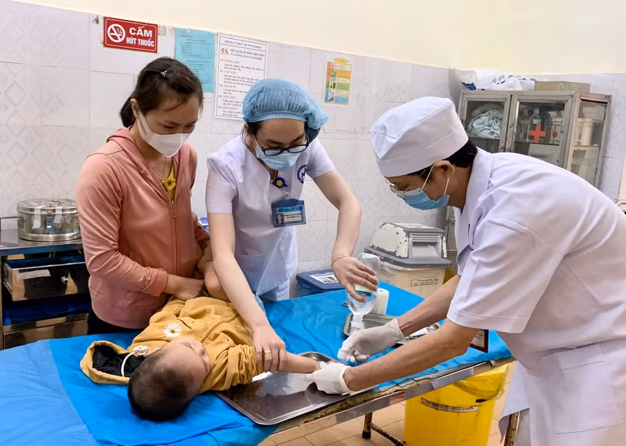 Bác sĩ thăm khám sức khỏe cho bệnh nhân tại Trung tâm Y tế TP. Pleiku. Ảnh: Như Nguyện Bác sĩ thăm khám sức khỏe cho bệnh nhân tại Trung tâm Y tế TP. Pleiku. Ảnh: Như Nguyện