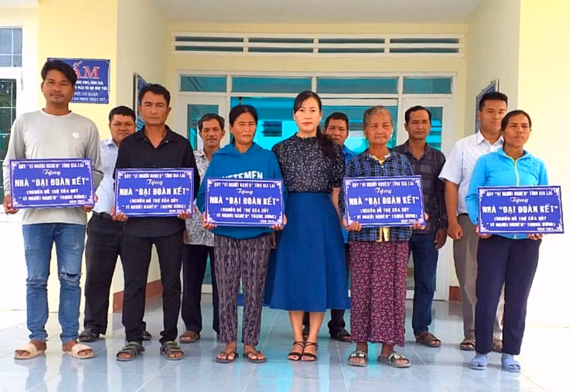 Đại diện lãnh đạo Ủy ban MTTQ Việt Nam huyện Krông Pa trao kinh phí hỗ trợ làm nhà “Đại đoàn kết” cho các hộ nghèo. Ảnh: Lê Đại