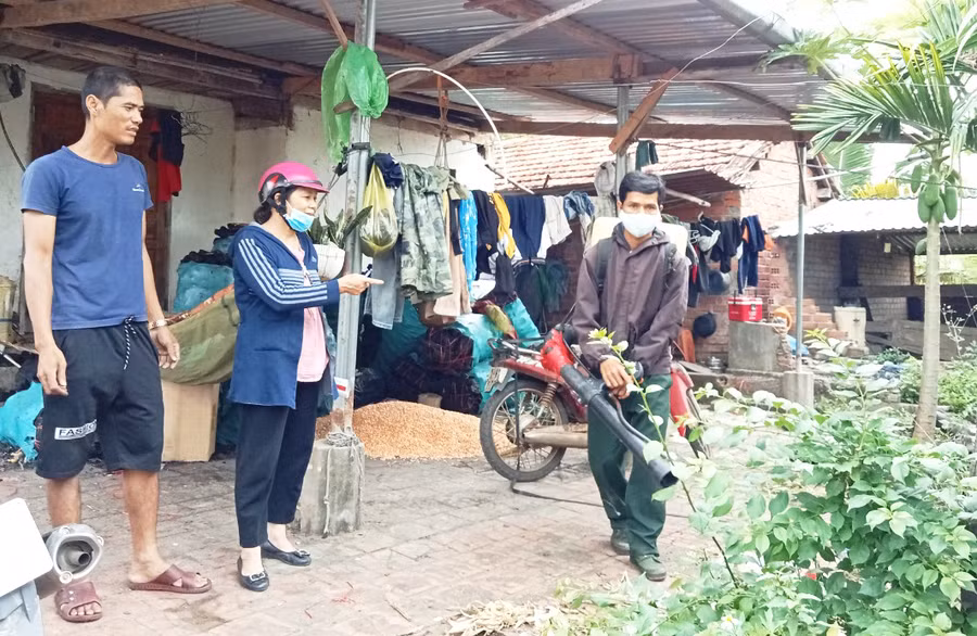 Nhân viên y tế phun hóa chất diệt muỗi trên địa bàn thị trấn Kbang để phòng chống sốt xuất huyết. Ảnh: Minh Ngân