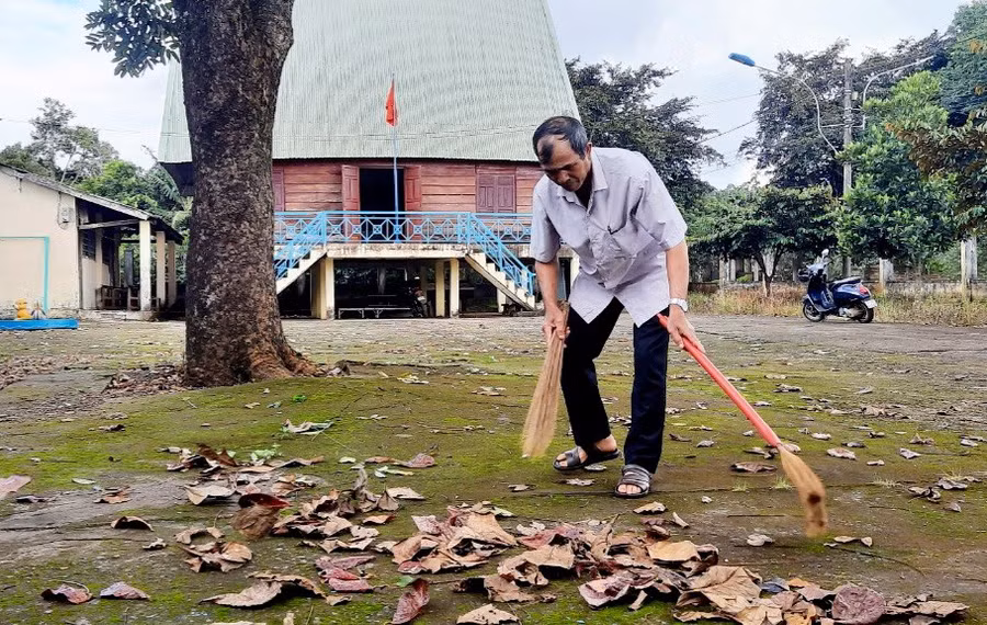 Đối với ông RCơm Hội, đã là người cán bộ thì dù việc nhỏ hay lớn cũng đều phải làm hết sức mình để phục vụ bà con. Ảnh: Đăng Quang