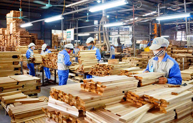 Công nhân Công ty TNHH Sản xuất-Thương mại Gia Khang tăng cường sản xuất đáp ứng các đơn hàng. Ảnh: Phương Dung
