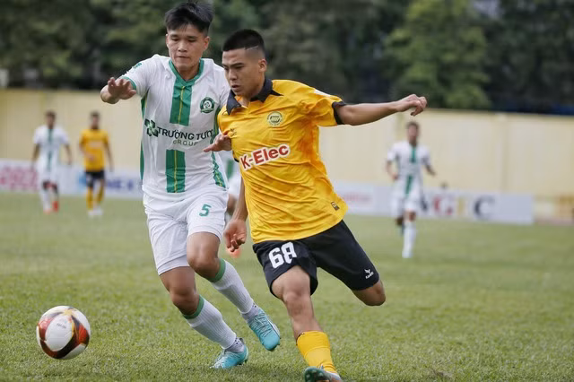 Pha tranh chấp giữa Nguyễn Đình Huyên (5, Trường Tươi Bình Phước) và Trần Gia Huy (68) của Hòa Bình FC. Ảnh: Minh Hoàng