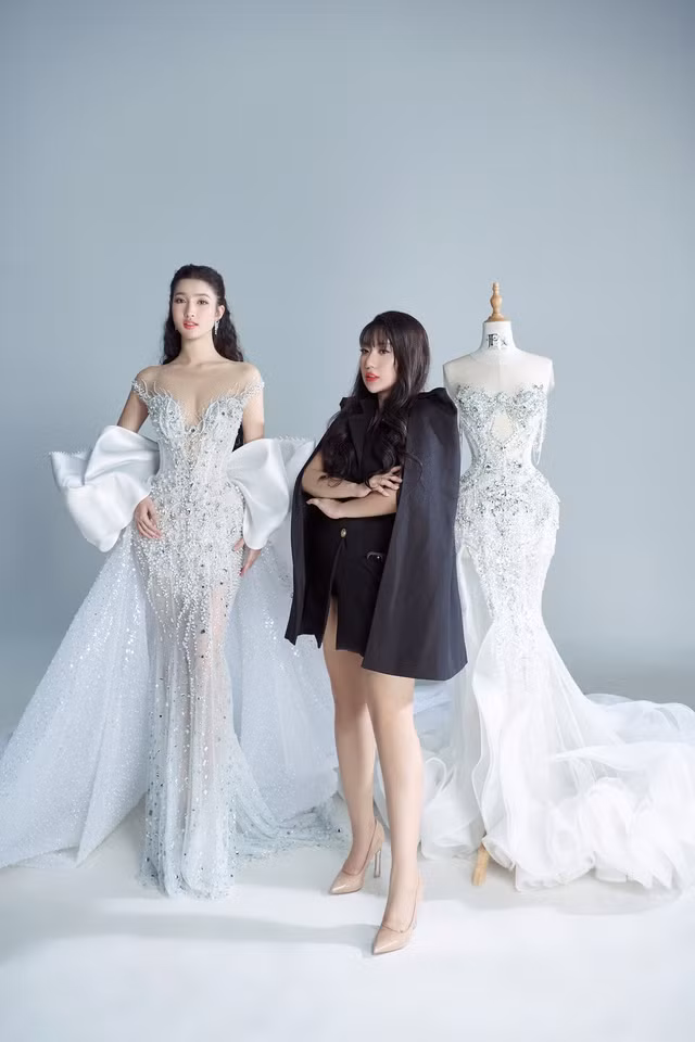 Trong khi đó, thiết kế thứ hai mang tên Ngọc Phương Đông. Theo tác giả của bộ trang phục thì chiếc đầm tượng trưng cho tinh thần chiến đấu mãnh liệt và khát khao chinh phục vương miện của người đẹp gốc Thanh Hóa. Ảnh: NVCC
