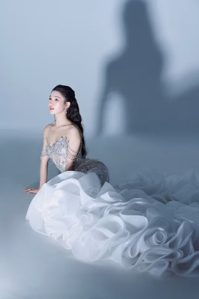 Theo đó, thiết kế đầu tiên mang tên Thanh Vân, đây là một mẫu đầm dáng đuôi cá có phần thân dưới bồng bềnh tựa những đám mây. Kiểu dáng này vừa giúp Phương Nhi giữ được nét đẹp trong trẻo vừa tôn lên đường cong quyến rũ. Ảnh: NVCC